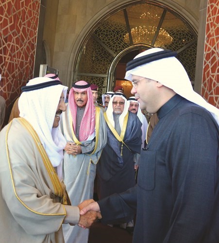 صاحب السمو الأمير مصافحا عبدالعزيز اسحق﻿