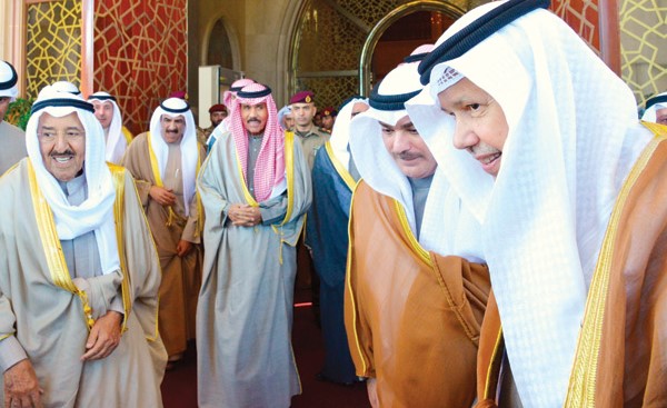 صاحب السمو الأمير الشيخ صباح الأحمد لدى تفقده قاعة التحرير في قصر بيان مطلعا على الاستعدادات لاستقبال قادة «التعاون»
