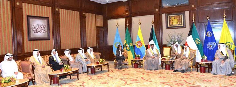 صاحب السمو الأمير الشيخ صباح الأحمد خلال استقباله رئيس وأعضاء الفريق المكلف باعداد الدراسات التحضيرية لمشروع مدينة الحرير وجزيرة بوبيان 