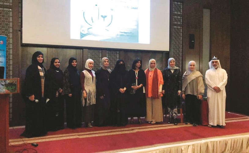 د.فاطمة العسومي ود.نورية المزعل تتوسطان أطباء الرعاية بمنطقة الفروانية الصحية ﻿