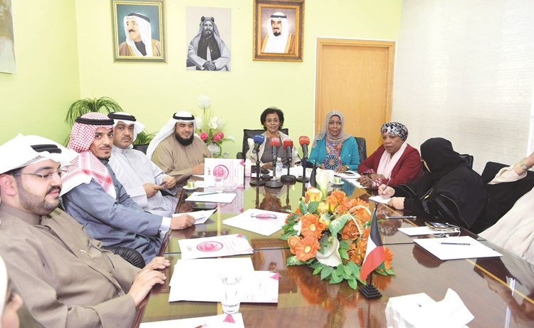 الشيخة فريحة الأحمد وصالح النهام خلال المؤتمر الصحافي للإعلان عن انطلاق الجائزة (قاسم باشا) ﻿