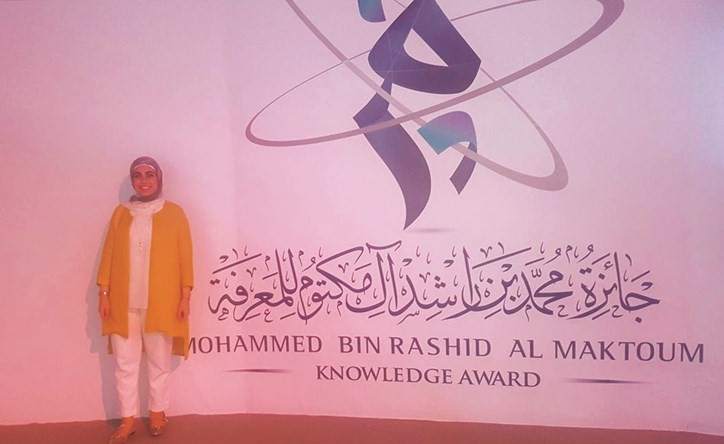 الطالبة المتخرجة نور الحبيب خلال فعاليات القمة﻿