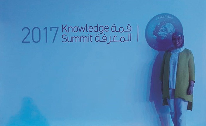 الطالبة نور الحبيب خلال مشاركتها في قمة المعرفة﻿