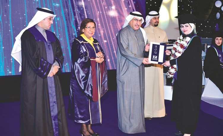 تكريم إحدى الخريجات ﻿