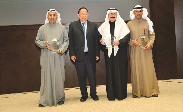 السفير الفلبيني ريناتو بو فيلا رئيس لجنة آسيان يتوسط المكرمين	(شانافاس باشا)﻿
