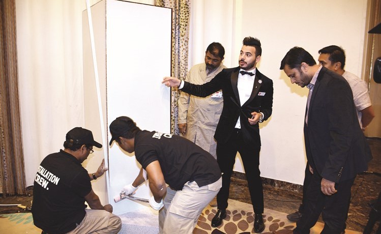  أكرم محيو أثناء تركيب المنتج ﻿
