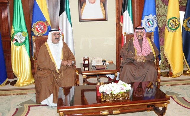 سمو ولي العهد الشيخ نواف الأحمد مستقبلا الشيخ ناصر صباح الأحمد ﻿