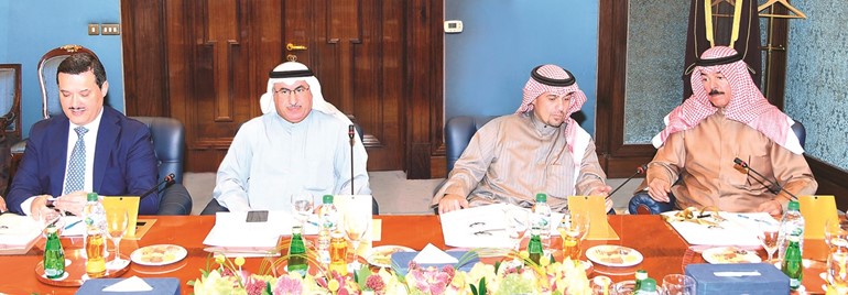 الشيخ محمد الخالد وأنس الصالح ود.محمد الفارس خلال الاجتماع ﻿