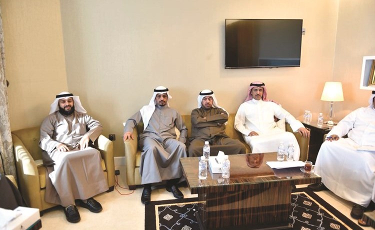خالد العتيبي وعلي الدقباسي وماجد المطيري وعبدالله فهاد اثناء الاجتماع﻿