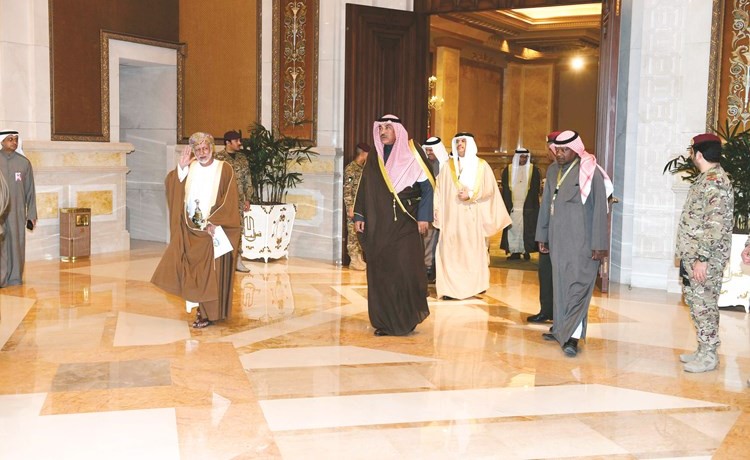 الشيخ صباح الخالد ووزير الشؤون الخارجية العماني يوسف بن علوي لدى توجههما للاجتماع (هاني الشمري)﻿