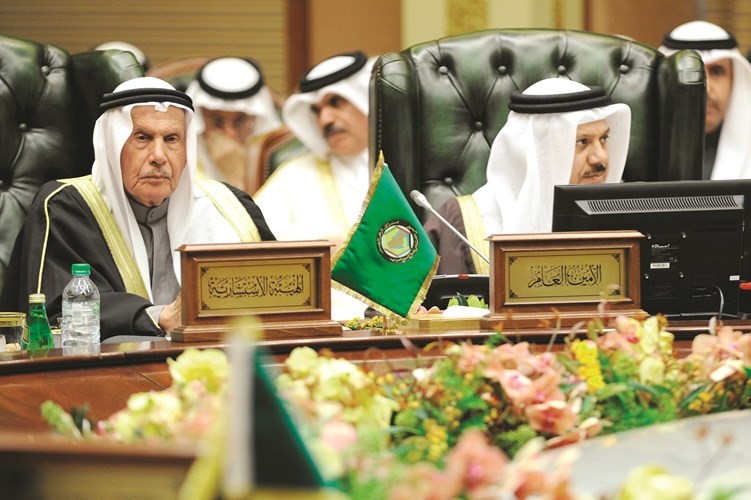 د.عبداللطيف الزياني خلال الاجتماع﻿