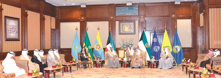 صاحب السمو الامير الشيخ صباح الاحمد خلال استقباله الشيخ محمد العبد اللهورئيس واعضاء الفريق المكلف بإعداد الدراسات التحضيرية لمشروع مدينة الحرير وجزيرة بوبيان﻿
