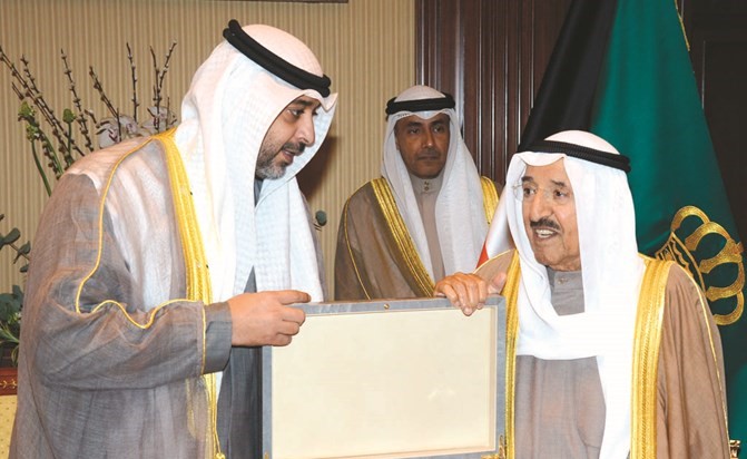 صاحب السمو يتسلم الدراسة من الشيخ محمد العبدالله ﻿