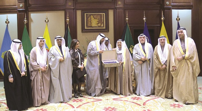 صاحب السمو الامير يتسلم الدراسة التحضيرية من الشيخ محمد العبدالله واعضاء الفريق ﻿