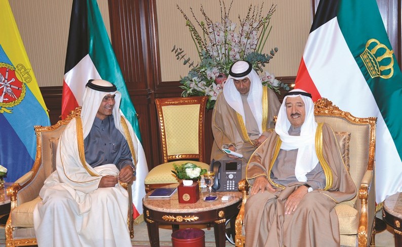  صاحب السمو الأمير الشيخ صباح الأحمد مستقبلا سفير دولة قطر لدى الكويت حمد بن علي آل حنزاب﻿
