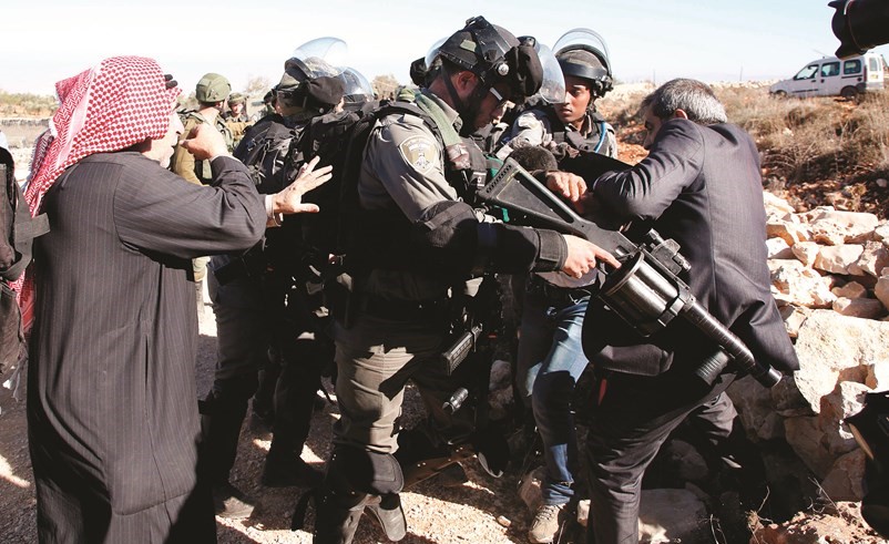 جنود الاحتلال يشتبكون مع فلسطينيين خلال مواجهات قرب نابلس بالضفة امس- (أ.ف.پ)﻿