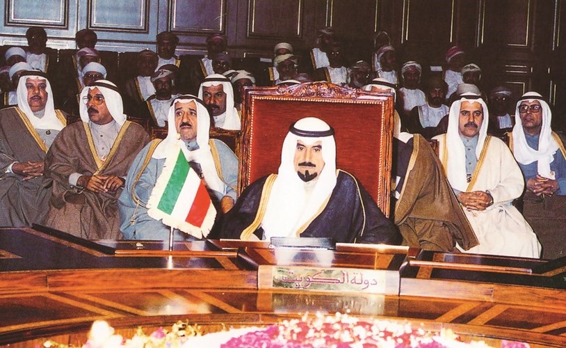 سمو أمير البلاد الراحل الشيخ جابر الأحمد خلال القمة الخليجية 10 في عمان 1989	﻿