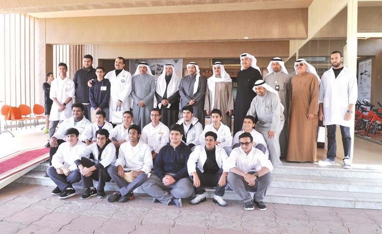 الشيخ عبدالله الاحمد وأحمد المليفي وفهد المضاحكة مع الهيئة التعليمية والطلاب الفائزين(زين علام) ﻿