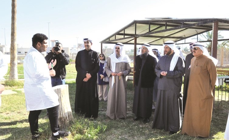 أحد الطلبة يشرح كيفية عمل الطاقات البديلة في المدرسة﻿