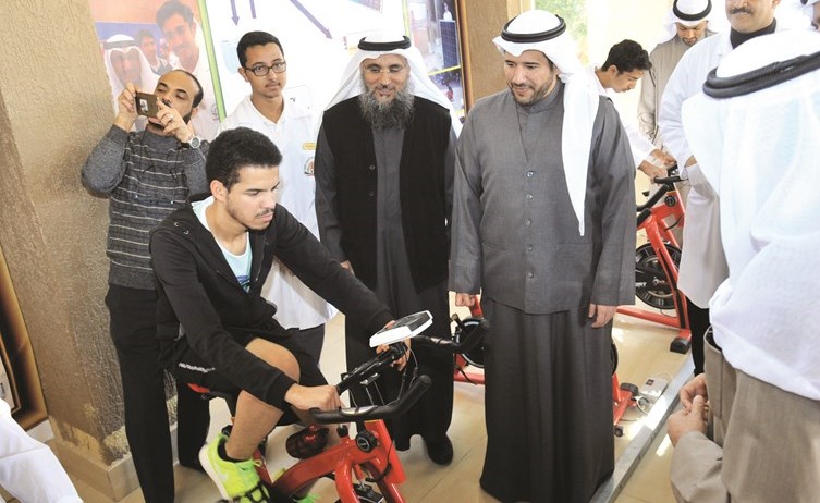 الأحمد يطلع على طريقة استغلال الطاقة الحركية لتوليد الطاقة الكهربائية ﻿