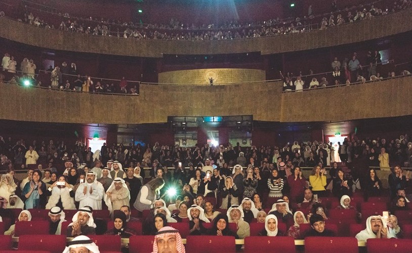 جمهور غفير في مركز الشيخ جابر الأحمد الثقافي حضر للاستمتاع باعمال الفنان القدير عبدالكريم عبدالقادر﻿