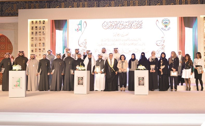 الشيخ علي الجراح وفاطمة الأمير يتوسطان المكرمين من أبناء الشهداء خلال الحفل 	(شانافاس قاسم)﻿