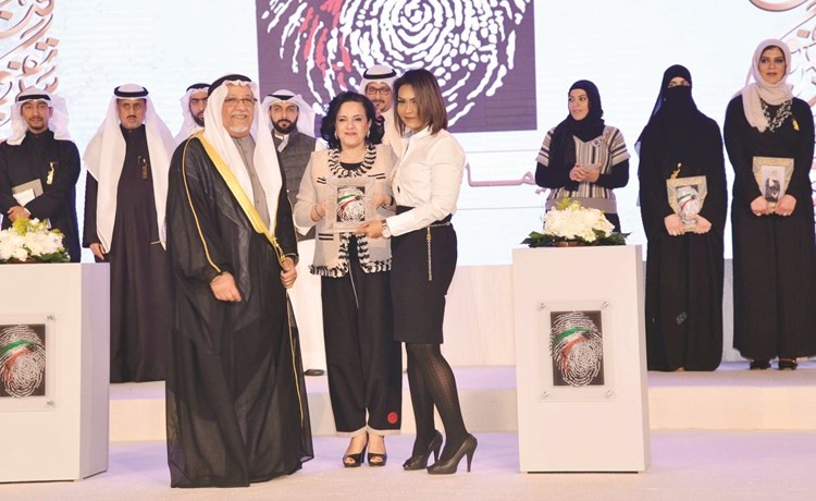 		تكريم إحدى بنات الشهداء ﻿