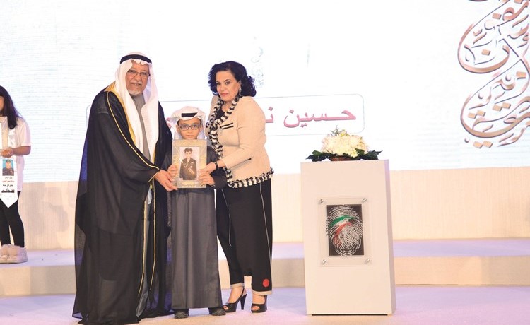 الشيخ علي الجراح وفاطمة الأمير يكرمان احد الطلبة الفائقين ﻿