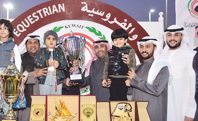 ناصر بورسلي يقدم الكأس الى الشيخ عبدالله السلمان﻿