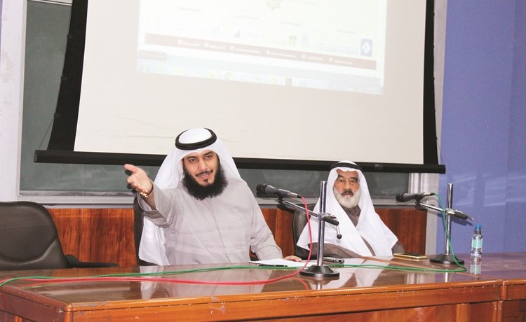 1د.عجيل النشمي ود.عصام العنزي خلال الندوة التعريفية﻿