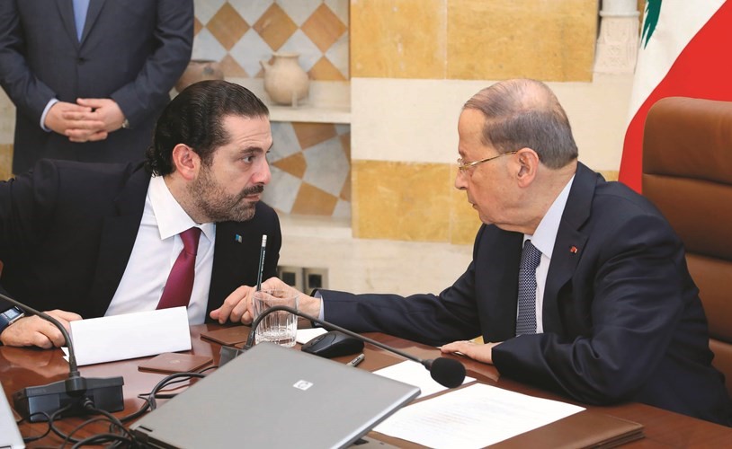 حديث جانبي بين الرئيسين ميشال عون وسعد الحريري خلال جلسة الحكومة الاستثنائية أمس		(محمود الطويل)﻿