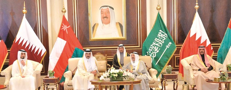 صاحب السمو الأمير الشيخ صباح الأحمد مستقبلا صاحب السمو الشيخ تميم بن حمد بن خليفة آل ثاني أمير دولة قطر الشقيقة والوفد الرسمي المرافق لسموه بحضور سمو ولي العهد الشيخ نواف الأحمد﻿