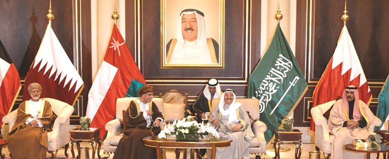 صاحب السمو الأمير الشيخ صباح الأحمد مستقبلا ممثل سلطان عمان صاحب السمو فهد بن محمود آل سعيد 	﻿