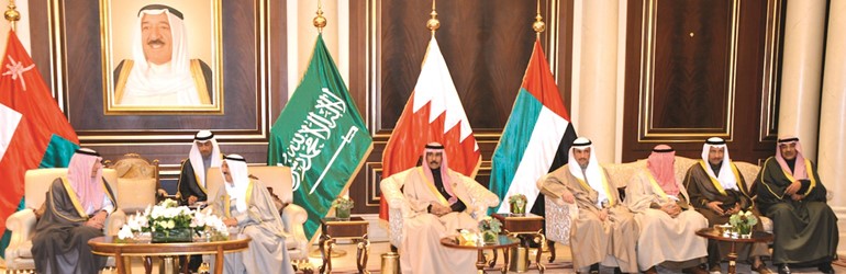 صاحب السمو الأمير الشيخ صباح الأحمد مستقبلا رئيس وفد المملكة العربية السعودية وزير الخارجية عادل الجبير بحضور سمو ولي العهد الشيخ نواف الأحمد ومرزوق الغانم والشيخ مشعل الأحمد وسمو الشيخ جابر المبارك والشيخ صباح الخالد ﻿