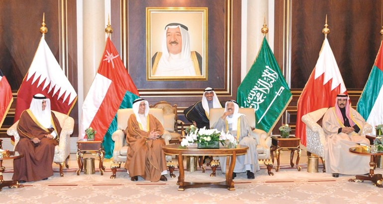 صاحب السمو الأمير وبحضور سمو ولي العهد مستقبلا رئيس وفد مملكة البحرين الشقيقة سمو الشيخ محمد بن مبارك آل خليفة ﻿