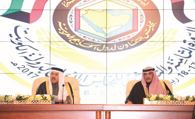 الشيخ صباح الخالد ود.عبداللطيف الزياني خلال المؤتمر الصحافي	 (هاني الشمري)﻿