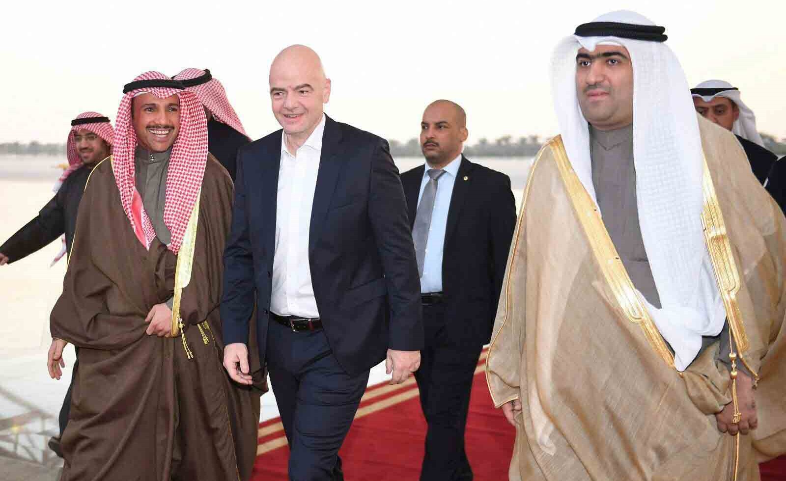 رئيس الاتحاد الدولي لكرة القدم لدى وصوله إلى المطار وفي استقباله الرئيس الغانم والروضان 