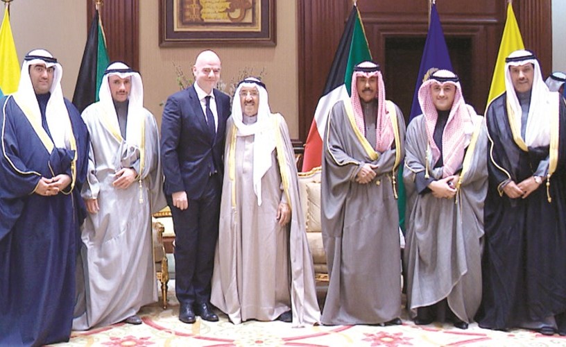 صاحب السمو الأمير الشيخ صباح الأحمد مستقبلا جياني إنفانتينو بحضور سمو ولي العهد الشيخ نواف الأحمد ومرزوق الغانم وخالد الروضان وأحمد الفضل ﻿