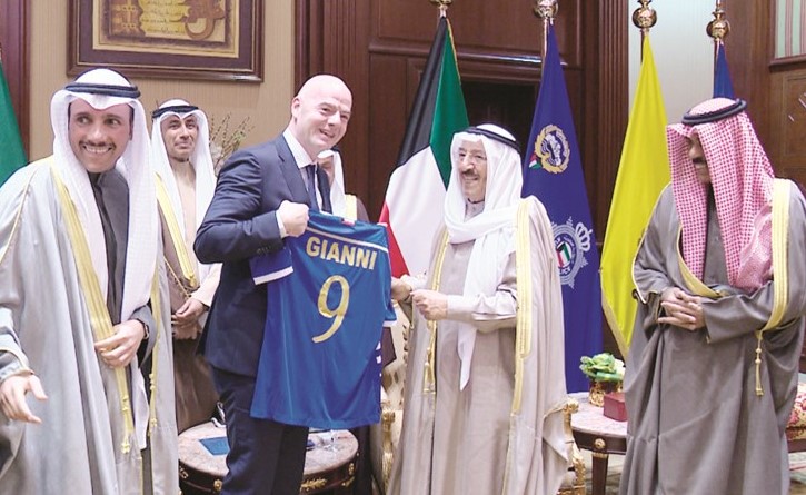 تيشيرت لمنتخب الكويت يحمل اسم جياني يقدمه صاحب السمو هدية إلى رئيس فيفا﻿
