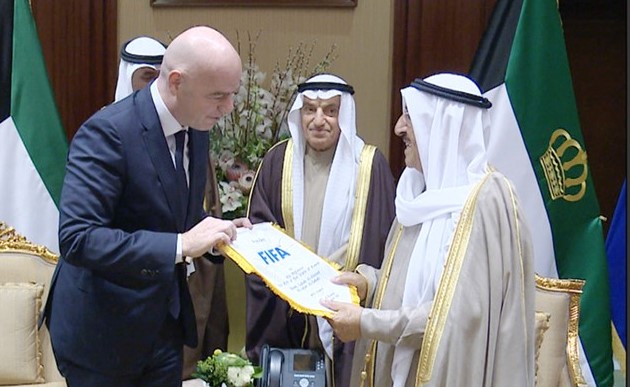 صاحب السمو يتسلم شعار فيفا من جياني إنفانتينو ﻿