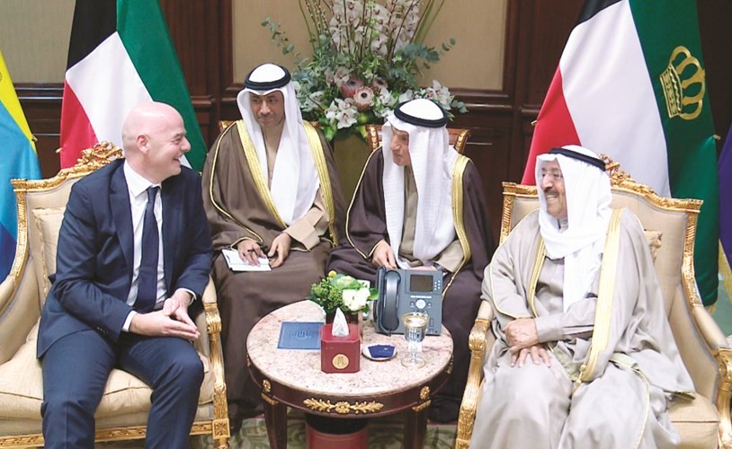 حديث باسم بين صاحب السمو الأمير الشيخ صباح الأحمد ورئيس الاتحاد الدولي لكرة القدم﻿