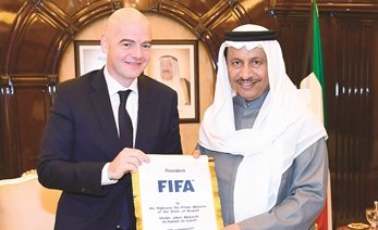 سمو الشيخ جابر المبارك يتسلم شعار فيفا من جياني انفانتينو