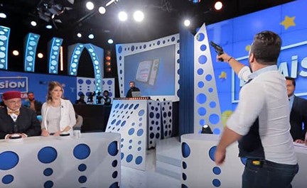 فيديو صادم .. فنان تونسي يطلق النار على مذيعة داخل الأستوديو