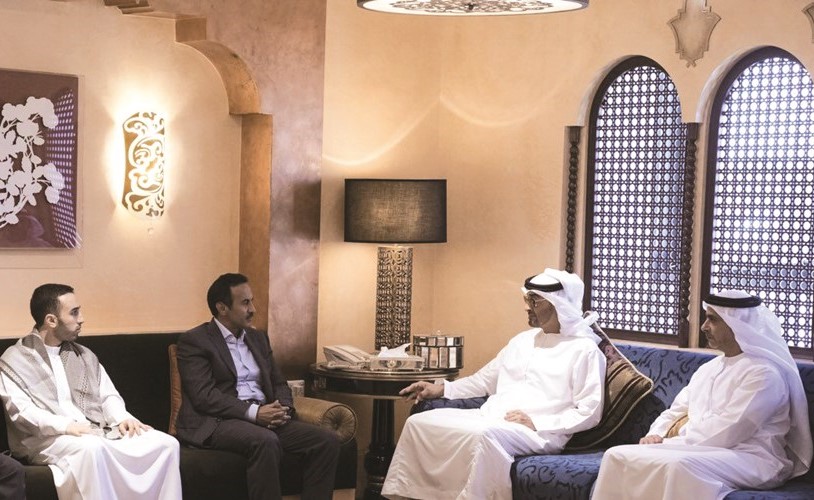صورة منشورة في حساب ولي عهد أبوظبي على موقع تويتر تجمعه بأحمد علي عبدالله صالح خلال زيارته لتقديم العزاء في مقر إقامته في أبوظبي﻿