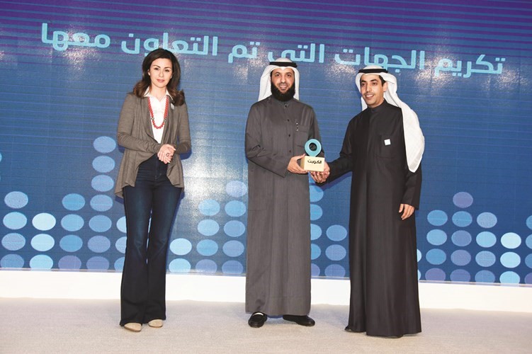 الشيخة الزين الصباح ومشعل السبيعي يكرمان المقدم عبدالعزيز الدوسري﻿