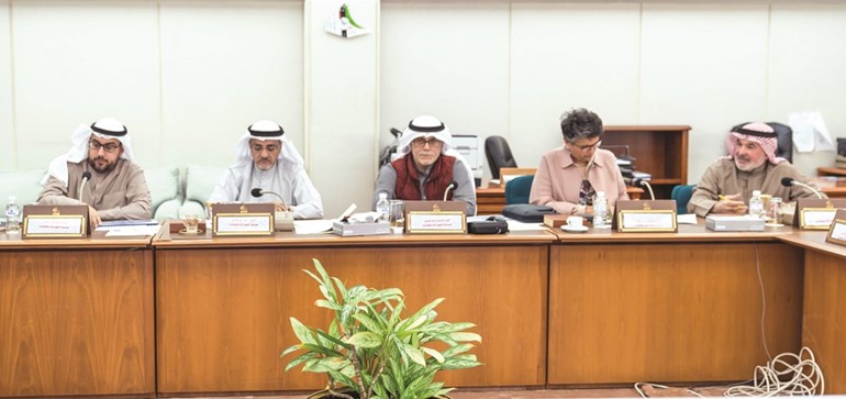 صالح عاشور وصفاء الهاشم وصلاح خورشيد ود.خليل عبدالله واسامة الشاهين اثناء اجتماع اللجنة المالية﻿