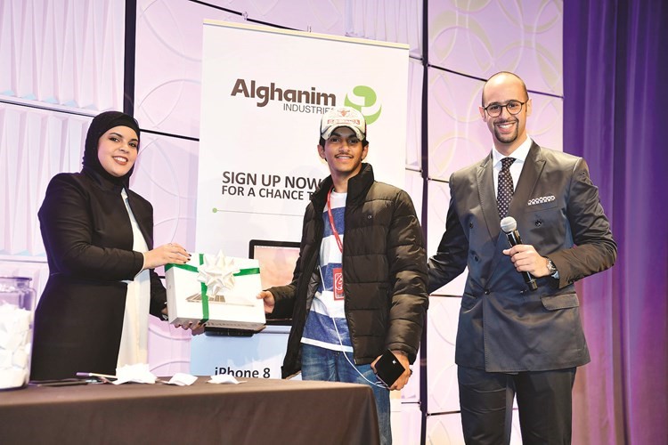 أحد الفائزين بالسحب متسلما جائزته﻿