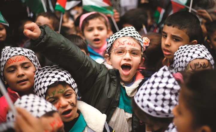 اطفال فلسطينيون يتظاهرون رافعين شعار القدس لنا احتجاجا على قرار ترامب في مخيم برج البراجنة في بيروت				(ا.پ)﻿