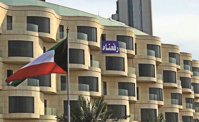 لافتة وضعها النائب أحمد الفضل على شرفة مكتبه﻿