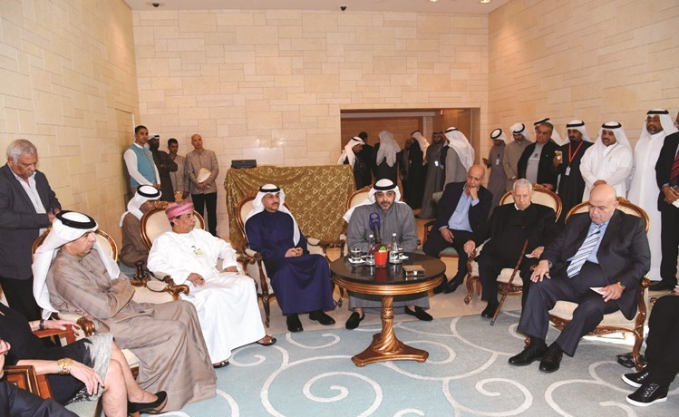 الشيخ محمد العبدالله متحدثا لعدد من الإعلاميين العرب بحضور طارق المزرم(احمد علي)﻿